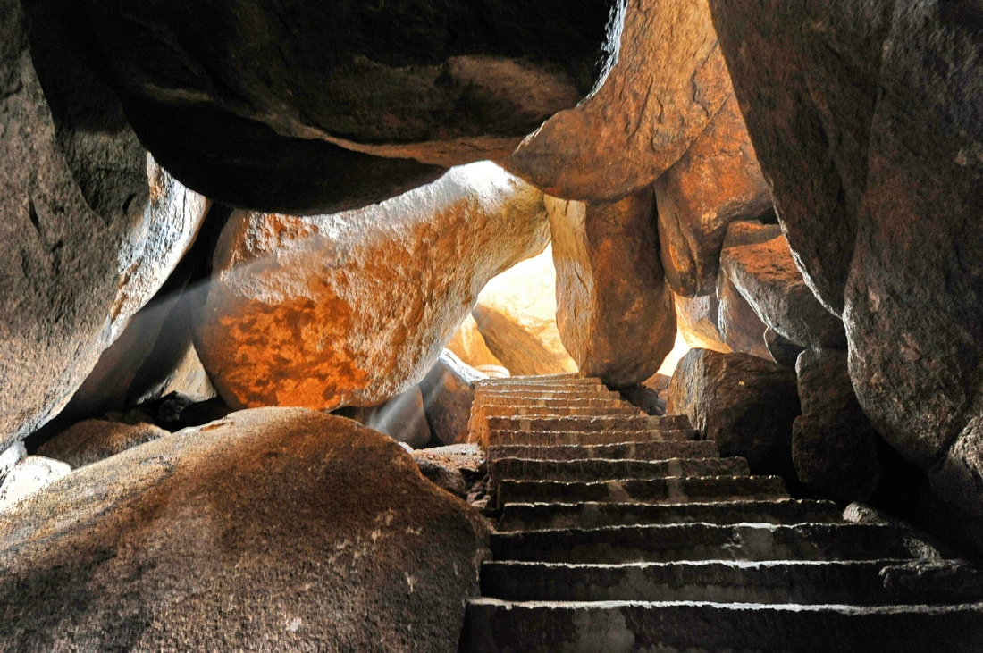 巨石山