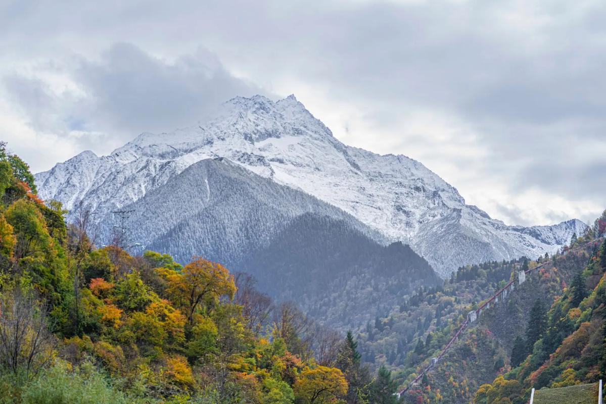 三奥雪山
